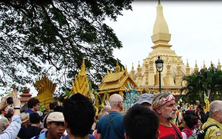 Rước tháp sáp ong quanh That Luang
